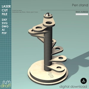 Puede incluir: Un soporte de madera para bolígrafos con un diseño en espiral, con nueve ranuras para bolígrafos. El soporte está hecho de material de 3 mm y tiene una base circular. El texto "Pen stand" y "digital download" son visibles.