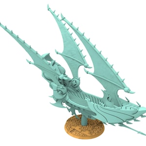 Puede incluir: Un modelo azul claro de una nave espacial con estructuras afiladas en forma de ala y un casco detallado. El modelo está montado sobre una base circular texturizada, mostrando intrincados elementos de diseño.