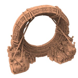 Könnte beinhalten: Ein detaillierter, hellbrauner Torbogen mit aufwendigen Schnitzereien und Seilakzenten. Der Bogen hat ein kreisförmiges Design mit einer großen Öffnung, die von felsigen, mit Totenköpfen verzierten Säulen getragen wird. Das Seil ist um den Bogen gewickelt.