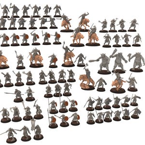 Puede incluir: Colección de figuras de fantasía en miniatura, incluyendo guerreros, jinetes sobre bestias y trolls. Las figuras son principalmente grises, con algunas monturas de color marrón claro. Están dispuestas sobre bases marrones, sugiriendo un juego de mesa o un conjunto coleccionable.