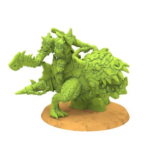 Puede incluir: Miniatura de fantasía verde que representa a un guerrero montado en una bestia. El guerrero está blindado y empuña un arma grande. La bestia tiene una piel espinosa y texturizada y está sobre una base redonda y marrón. Para juegos de mesa.