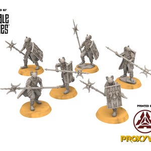 以下が含まれることがあります： 槍と盾を持った、グレーのミニチュアの鎧を着た戦士のフィギュアが6体、タン色の円形ベースに立っています。「Designed by Davale Games」と「Printed by Proxywars」と表示されています。
