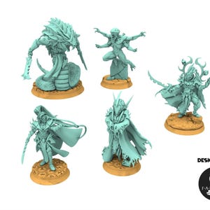 Puede incluir: Colección de cinco miniaturas de fantasía de color verde azulado sobre bases de color canela. Las figuras incluyen una criatura serpentina, un humanoide con múltiples brazos y tres figuras blindadas con espadas y capas. El texto "DESIGNED BY" y un logotipo son visibles.