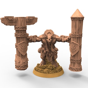 Può includere: Figurina fantasy marrone dettagliata raffigurante una figura umanoide muscolosa con una testa a forma di teschio, che tiene due pilastri di legno. I pilastri presentano intagli decorativi e scudi. La figura è su una base circolare.