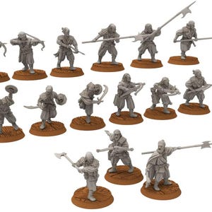 Pode incluir: Um conjunto de 15 figuras de plástico não pintadas de guerreiros em miniatura, cada uma em pé sobre uma base redonda. As figuras estão em várias posturas de combate, segurando espadas, arcos e outras armas.