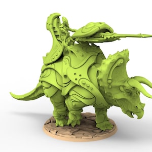 Puede incluir: Figura verde lima de una criatura parecida a un Triceratops con armadura y un jinete. El dinosaurio tiene cuernos y está montado sobre una base redonda. El jinete es pequeño y humanoide. La criatura lleva una larga lanza.