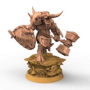 Può includere: Figurina color marrone chiaro di una creatura simile a un minotauro, con uno scudo e un martello. La figura ha corna, una criniera simile alla pelliccia ed è posizionata su una base rocciosa. Tema di gioco fantasy.