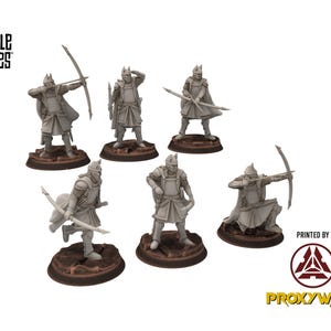 Puede incluir: Seis figuras en miniatura sin pintar de arqueros, cada una con un arco y una flecha, de pie sobre bases redondas. Las figuras están diseñadas por Davale Games e impresas por Proxy Wars.