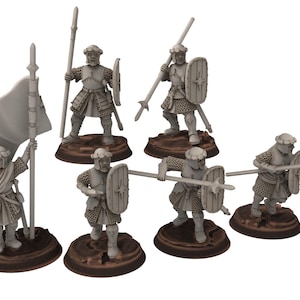 以下が含まれることがあります： 槍と盾を持った中世の兵士のプラスチック製ミニチュアフィギュア6体。フィギュアは丸い台座の上に立っています。