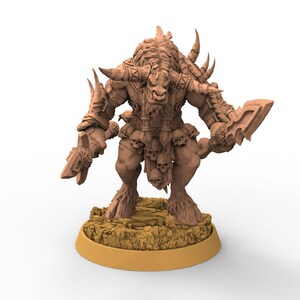 Può includere: Miniatura fantasy color beige di una creatura simile a un minotauro, in piedi su una base strutturata. La figura ha corna, pelliccia e armatura, e tiene in mano una grande arma. La creatura è in posa dinamica, pronta per la battaglia.