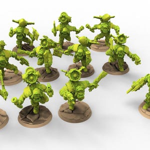 Puede incluir: Colección de figuras en miniatura de color verde lima, cada una sobre una base marrón. Las figuras tienen una estética mecánica, con armaduras y armas detalladas. La escena se desarrolla sobre un fondo blanco.