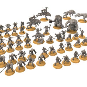 Puede incluir: Una colección de figuras de fantasía en miniatura sin pintar, que incluye guerreros, bestias y personajes montados. Las figuras están en varias poses y están sobre bases redondas y marrones. Ideal para juegos de mesa o coleccionar.