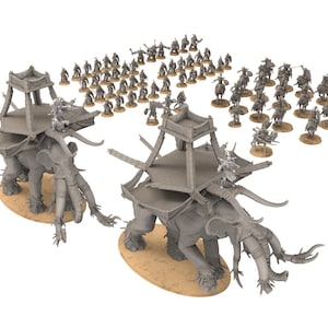 Puede incluir: Un conjunto de figuras de juego de guerra en miniatura, con dos grandes elefantes grises con plataformas de madera en sus espaldas, y un gran grupo de figuras más pequeñas a pie y a caballo. Las figuras están todas en formación de batalla, listas para el combate.