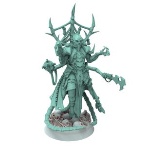 Puede incluir: Figura de color verde claro de una figura esquelética con armadura ornamentada y un tocado alto. La figura sostiene un bastón y un pequeño orbe. Se encuentra sobre una base con calaveras.