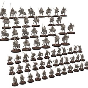 Puede incluir: Un conjunto de 50 figuras en miniatura de guerreros a caballo, todas de color gris, con espadas y escudos. Las figuras están dispuestas en forma de pirámide, con el grupo más grande en la parte inferior y el grupo más pequeño en la parte superior.