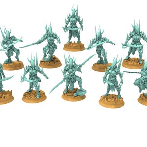 Puede incluir: Una colección de diez figuras en miniatura de color turquesa de guerreros blindados, cada uno sosteniendo una espada. Las figuras están sobre bases circulares de color beige. Los guerreros tienen cascos con cuernos y armaduras detalladas, sugiriendo un tema de fantasía.
