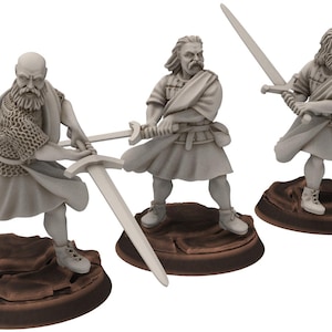 以下が含まれることがあります： 剣と鎖帷子をつけた戦士の未塗装ミニチュアフィギュア3体。フィギュアは茶色の台座の上に立っています。