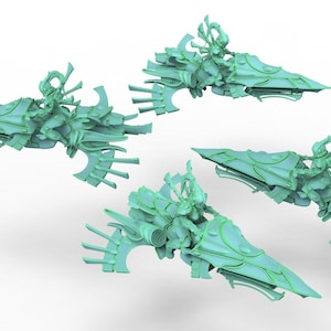Puede incluir: Cuatro figuras en miniatura de color verde menta claro que representan jinetes montados en vehículos aerodeslizadores puntiagudos y elegantes. Cada vehículo tiene alas alargadas y paneles intrincados, con cascos y armaduras ornamentadas.