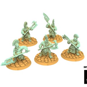 Könnte beinhalten: Fünf Miniaturfiguren von Fantasy-Kriegern, die jeweils eine große Axt mit dem Wort "UNITE" auf der Klinge halten. Die Figuren sind hellgrün und stehen auf hellbraunen, kopfsteingepflasterten Sockeln. Entworfen von The Beholder Miniatures.