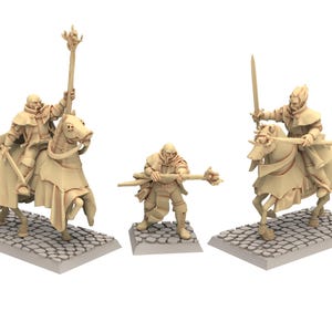 Puede incluir: Tres figuras en miniatura beige de caballeros medievales. Dos están montados a caballo, uno con una espada y el otro con un bastón. La tercera figura está de pie y sostiene un bastón. Todos están sobre bases de adoquines.