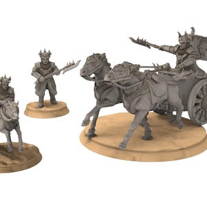 Könnte beinhalten: Ein Set aus drei Miniaturfiguren, die einen Krieger zu Pferd, einen Krieger zu Fuß und einen Krieger in einem von zwei Pferden gezogenen Streitwagen darstellen. Die Figuren sind in Grau bemalt und stehen auf einem braunen Sockel.