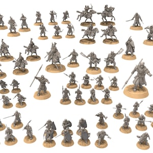 以下が含まれることがあります： 戦士や騎手を模したグレーのミニチュアフィギュアのコレクション。一部は馬に乗っています。フィギュアはベージュ色の台座にあり、テーブルゲームや収集品を示唆しています。