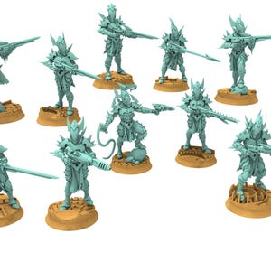 Puede incluir: Un conjunto de figuras en miniatura de color azul claro de guerreros blindados, cada uno posando con armas. Las figuras están sobre bases de color marrón claro, sugiriendo un tema de fantasía o ciencia ficción.