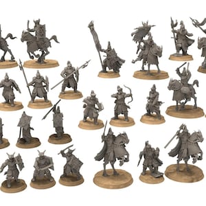 以下が含まれることがあります： 卓上ゲームやディスプレイ用に、馬に乗った戦士と歩兵の20体の未塗装ミニチュアフィギュアのセットです。フィギュアはグレーのプラスチック製で、詳細な鎧と武器が特徴です。