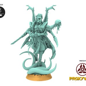 Puede incluir: Figura en miniatura de fantasía azul claro con múltiples brazos, sosteniendo una calavera y una espada. La figura se apoya sobre una base con tentáculos. Se ven las palabras "DESIGNED BY FANTASY EVIL" y "PRINTED BY PROXYWARS".