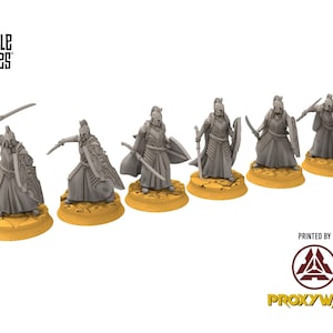 以下が含まれることがあります： 剣と盾を持った戦士のグレーのプラスチック製ミニチュアフィギュア6体。丸い黄色の台座の上に立っています。フィギュアはDavale Gamesがデザインし、Proxy Warsが印刷しました。