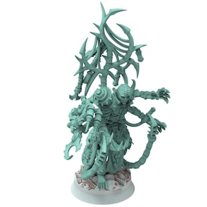 Puede incluir: Figura de color verde azulado claro de una figura humanoide esquelética con armadura intrincada y un gran tocado ornamentado. La figura sostiene una espada y tiene una cola. La base está detallada.