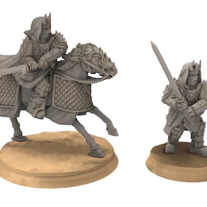 以下が含まれることがあります： 2体のグレーのプラスチック製のミニチュアフィギュア、1体は馬に乗っていて、もう1体は立っています。馬に乗っている戦士はヘルメットをかぶり、剣を持っています。立っている戦士もヘルメットをかぶり、剣を持っています。両方のフィギュアは円形のベースの上にあります。