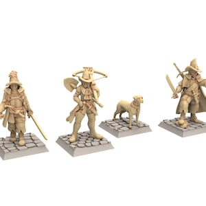 Puede incluir: Cuatro figuras en miniatura beige de soldados históricos y un perro. Los soldados están armados con espadas, ballestas y pistolas. Cada figura se encuentra sobre una base cuadrada de adoquines, lo que sugiere un juego de mesa o un diorama.