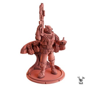 Könnte beinhalten: Rotbraune Figur eines futuristischen Soldaten in detaillierter Rüstung, der ein großes Gewehr hält. Die Figur steht auf einer kreisförmigen Basis mit einer stilisierten Stützstruktur. Der Soldat hat einen Helm und zusätzliche Ausrüstung.