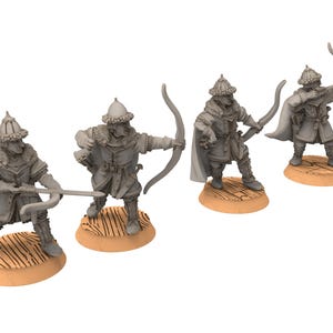 Puede incluir: Cuatro figuras en miniatura de plástico gris de arqueros con arcos y flechas. Las figuras están de pie sobre bases redondas con un patrón de veta de madera.