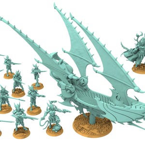 Puede incluir: Una colección de figuras en miniatura de color azul claro, que incluye soldados y un gran vehículo con forma de nave espacial. Las figuras están sobre bases de color canela, y la nave espacial tiene grandes estructuras en forma de alas con púas.