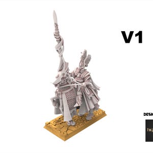 以下が含まれることがあります： 精巧なミニチュアフィギュア。馬に乗った戦士で、装飾的な鎧と長い槍が特徴です。フィギュアは薄いグレーで、金色のテクスチャベースに取り付けられています。「V1」の文字が見えます。
