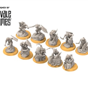 以下が含まれることがあります： 武器と鎧を身につけた戦士の姿を描いたミニチュアフィギュアのコレクション。フィギュアはグレーで、黄色の円形ベースに取り付けられています。「DESIGNED BY DAVALE GAMES」の文字が左上に表示されています。