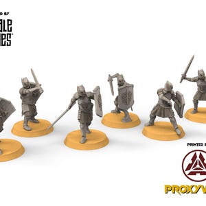 以下が含まれることがあります： 剣、盾、または槍を持った7つのミニチュアの灰色の騎士フィギュアのセット。 各フィギュアは、小さく丸い、茶色のベースの上に立っています。「DESIGNED BY DAVALE GAMES」と「PRINTED BY PROXYWARS」の文字が見えます。