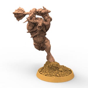 Può includere: Figurina dettagliata di una creatura simile a un minotauro, che tiene in alto una grande mazza. La figura marrone presenta dettagli intricati, con corna e pelliccia. Si trova su una base strutturata, suggerendo un tema fantasy.