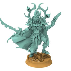 Puede incluir: Figura en miniatura de color verde azulado claro de un guerrero con armadura ornamentada, sosteniendo una espada y una pistola futurista. La figura tiene una capa y un casco con detalles de calaveras, de pie sobre una base detallada.