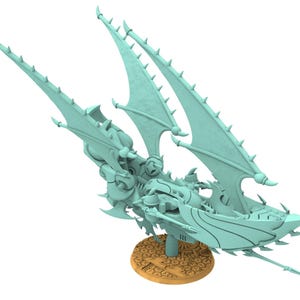 Puede incluir: Modelo de nave espacial futurista azul claro con estructuras en forma de ala y detalles puntiagudos. El modelo está montado sobre una base circular texturizada. El diseño sugiere un tema de ciencia ficción o fantasía.