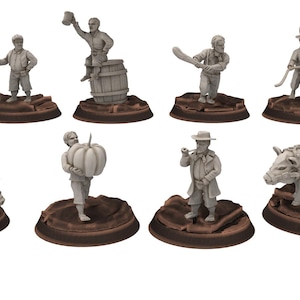 Puede incluir: Conjunto de ocho figuras en miniatura sin pintar, que incluyen un cerdo, un granjero con una calabaza, un granjero con un cerdo, un granjero con un barril, un granjero con un rastrillo, un granjero con un bate de béisbol, un granjero con un cubo y un granjero con un perro. Las figuras están todas de pie sobre bases redondas.