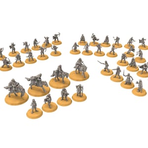 Puede incluir: Un conjunto de 30 figuras en miniatura, pintadas en gris, sobre bases circulares. Las figuras están dispuestas en círculo, con algunas figuras a caballo. Las bases son de color marrón claro.
