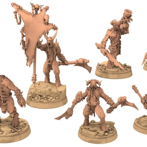 以下が含まれることがあります： 未塗装のファンタジー生物のミニチュアフィギュアのコレクション。各フィギュアは円形の台座に立っています。フィギュアはニュートラルなタン色で、角のある頭と様々な武器を持っています。1体のフィギュアは、頭蓋骨で飾られたバナーを持っています。