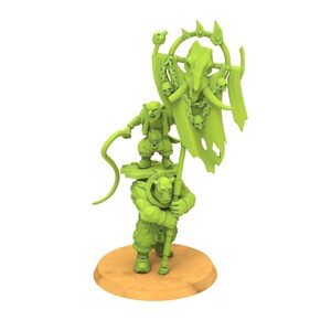 Könnte beinhalten: Eine hellgrüne Miniaturfigur einer Fantasiefigur, mit zwei kleineren Figuren auf einer größeren. Die Figuren halten ein Banner mit einem Schädel und Ketten. Der Sockel ist hellbraun.