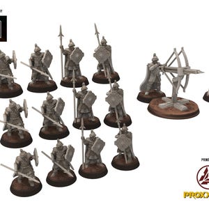 以下が含まれることがあります： 槍と盾を持った兵士、クロスボウ、クロスボウを狙う兵士など、13体の未塗装ミニチュアフィギュアのセット。ミニチュアはHZK Miniaturesがデザインし、Proxy Warsが印刷しました。