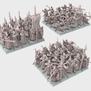 Puede incluir: Tres grupos de figuras de fantasía en miniatura, cada uno sobre una base cuadrada. Las figuras están en varias poses, algunas con lanzas, arcos y espadas. Cada grupo tiene una bandera. Las figuras son de color gris claro.