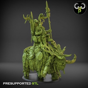 Peut inclure: Miniature verte imprimée en 3D d'un guerrier chevauchant une bête à cornes. Le guerrier est assis sur un trône détaillé et tient une lance. La bête a de grandes cornes et est couverte de fourrure. La base indique "PRESUPPORTED STL".