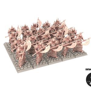 Könnte beinhalten: Eine Gruppe von Miniatur-Fantasy-Figuren, jede bewaffnet mit einer großen Axt und einem Schild. Die Figuren sind hellrosa und stehen auf einer grauen Basis. Der Text "DESIGNED BY" und ein Logo sind im Bild zu sehen.